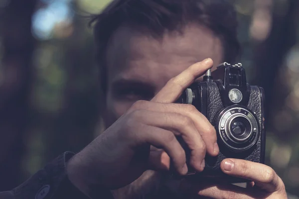 Närbild av händer som håller vintage kamera — Stockfoto