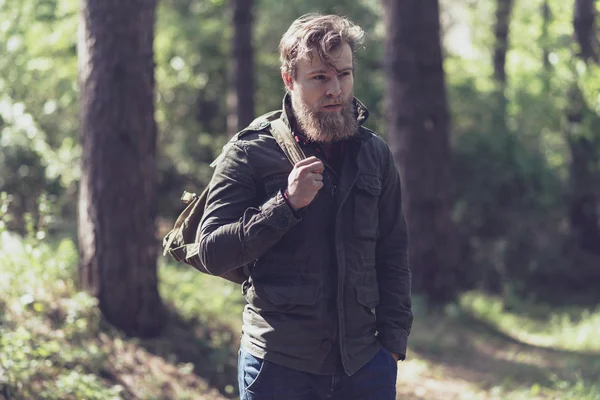 Uomo con barba nella foresta . — Foto Stock