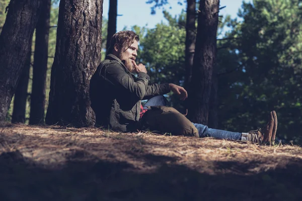 Caminhante na floresta sentado contra a árvore . — Fotografia de Stock