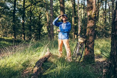 Adam uzak seyir ormanda ayakta