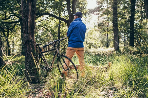 Mann steht im Wald — Stockfoto