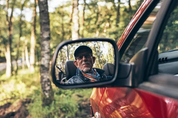 Omul se uită în oglinda maşinii . — Fotografie, imagine de stoc