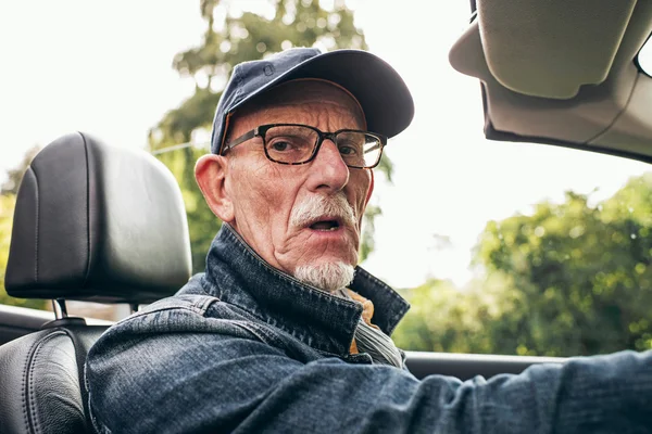 Mann blickt in Kamera. — Stockfoto