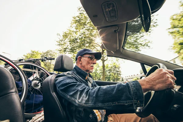 Groothoek schot voor senior man — Stockfoto