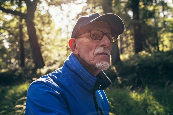 Kap ile emekli etkin adam — Stok fotoğraf