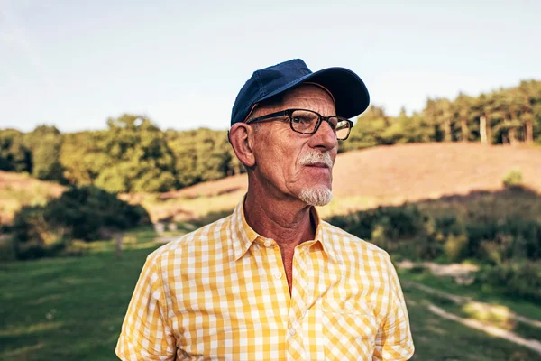 Homem idoso com barba e boné — Fotografia de Stock