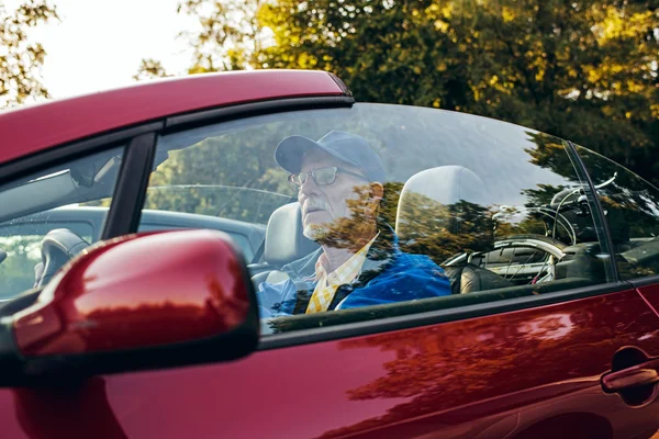 Man sitting in sports car — Stock Photo, Image