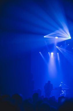 Kalabalık siluet izlemek rock konseri.