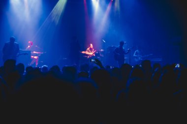 İzlerken ve Fotoğrafçılık kalabalık