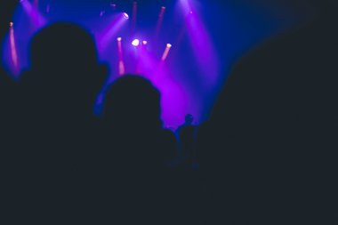 Kalabalık bir gece kulübünde silüeti.