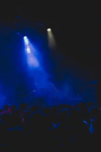 Multitud en el escenario de música vacía — Foto de Stock
