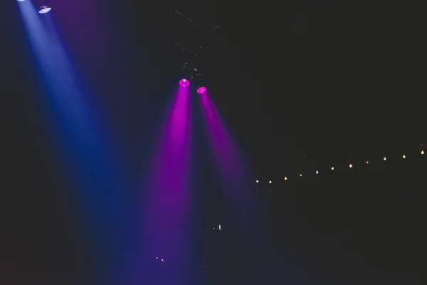 Rayos de luz de colores en discoteca . — Foto de Stock