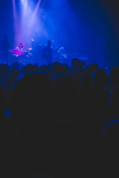 Силуэт толпы на рок-концерте . — стоковое фото