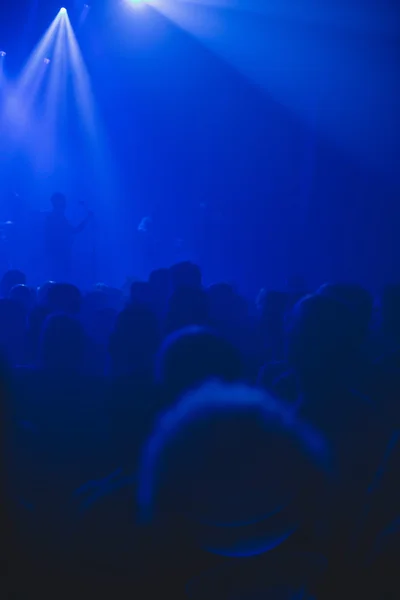 Силуэт толпы, смотрящий рок концерт . — стоковое фото