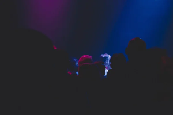 Siluetas de personas en el club nocturno . — Foto de Stock