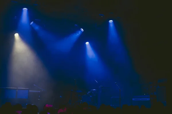 Drumkit en el escenario al inicio de un concierto . —  Fotos de Stock