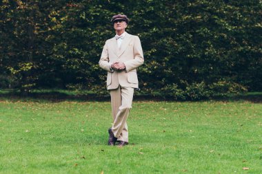 Çimenlikte züppe ayakta