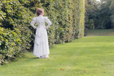 Yürüyen vintage Victoria kadın