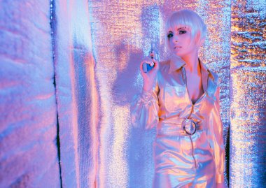 Uzay Savaşı kadın holding silah