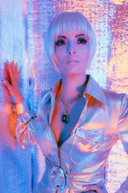 Fütüristik alan moda kadın