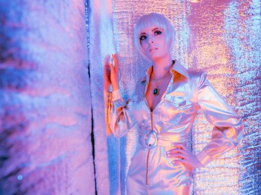 Fütüristik alan moda kadın