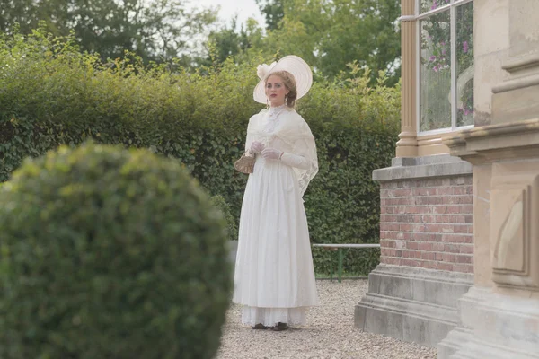 Posh victorian woman with hat — Stock Photo, Image