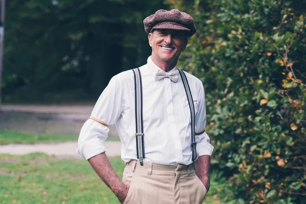 Sorrindo homem de moda vintage sênior — Fotografia de Stock