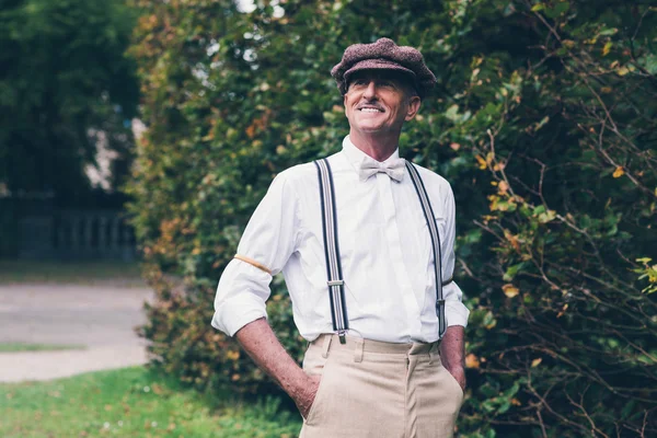 Sorridente anziano uomo di moda vintage — Foto Stock