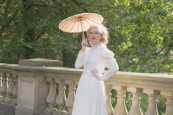 Retroiluminada mujer victoriana elegante —  Fotos de Stock