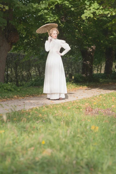 Chique victorian woman with umbrella — ストック写真