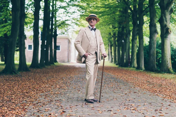 Rico sénior retro dandy en traje —  Fotos de Stock