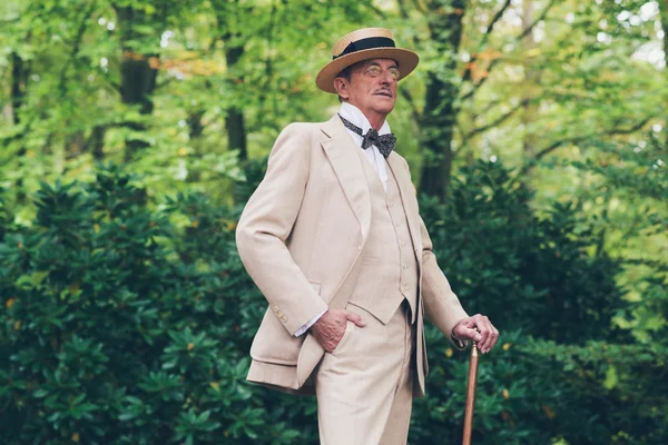 Uomo anziano ricco in giacca e cravatta — Foto Stock