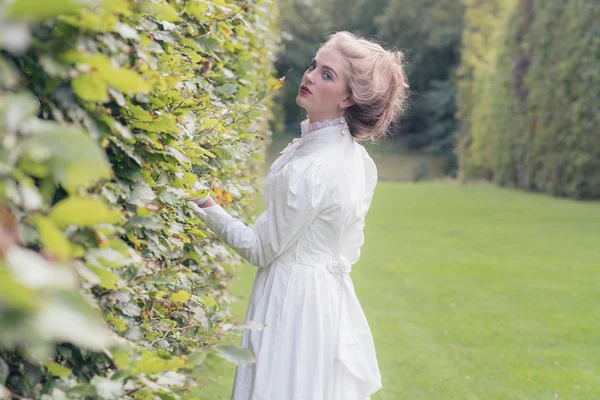 Retro victorian woman walking — Stock Photo, Image