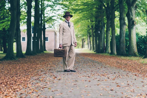 Senior man with hat and suit — Zdjęcie stockowe