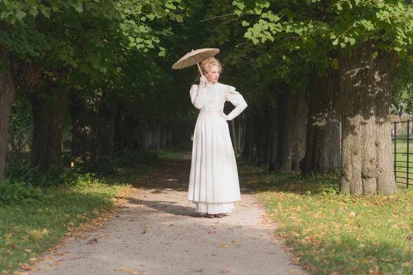 Chique victorian womanwith umbrella — Stock Photo, Image