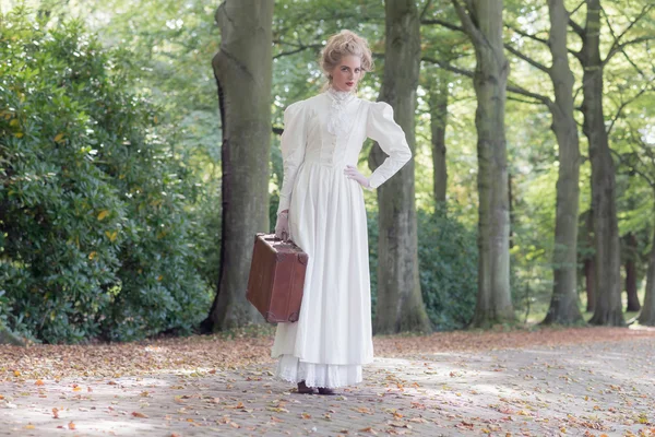 Vintage victorian woman holding suitcase — Φωτογραφία Αρχείου