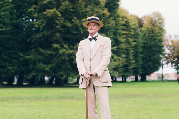 Dandy rico de pé com cana — Fotografia de Stock