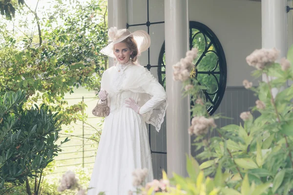 Vintage elegante mulher vitoriana com chapéu — Fotografia de Stock