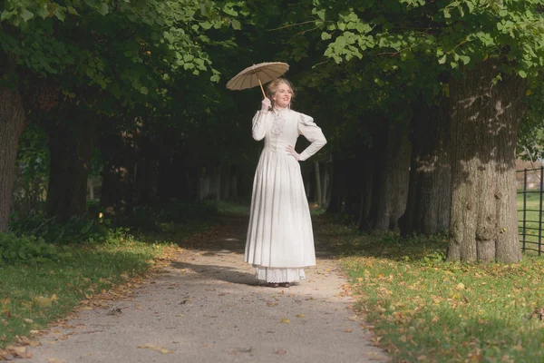 Chique victorian womanwith umbrella — стокове фото