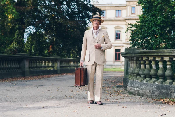 Vintage commercial traveler leaving — Stock Photo, Image