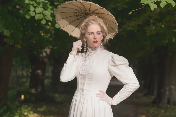 Posh victorian woman — Stock Photo, Image