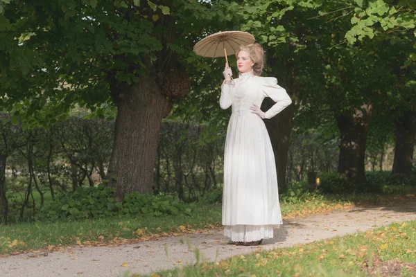 Chique mulher vitoriana com guarda-chuva — Fotografia de Stock
