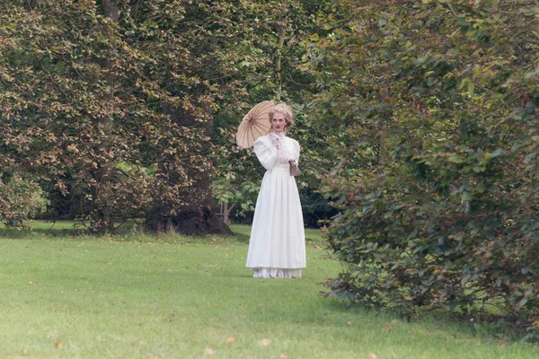 Victoriana mujer de la moda sosteniendo sombrilla — Foto de Stock