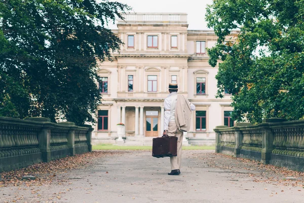 Retro viaggiatore commerciale indietro — Foto Stock