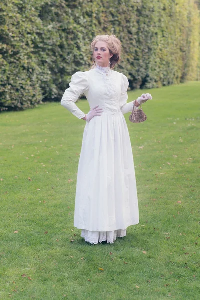 Mujer victoriana con bolso —  Fotos de Stock