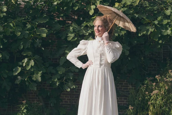 Smiling chique victorian woman — Stockfoto