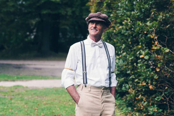 Gülümseyen kıdemli vintage moda adam — Stok fotoğraf