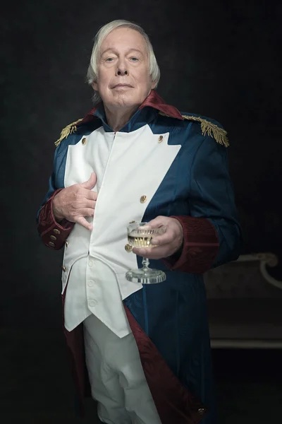 역사적인 황제 의상을 입은 남자 — 스톡 사진