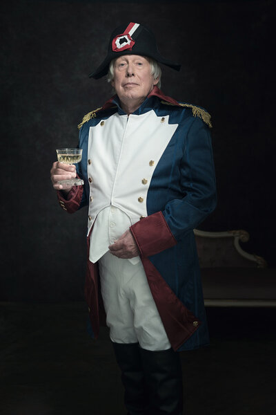 Официальный портрет старшего человека
