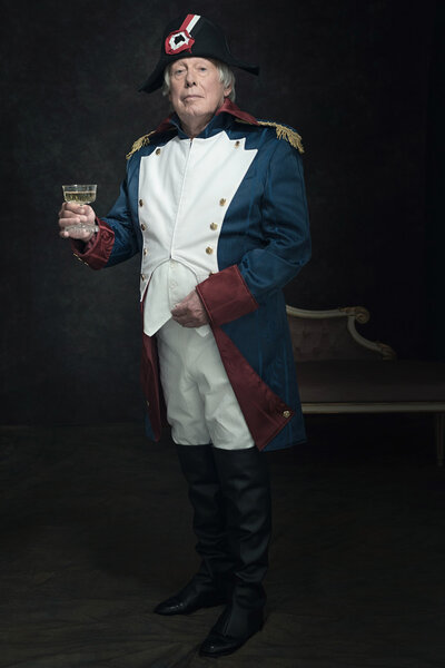 Официальный портрет старшего человека
